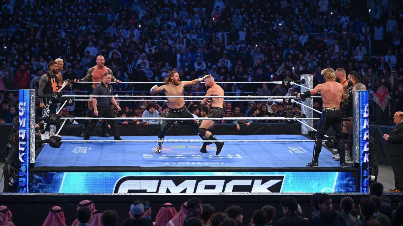 WWE ‘SmackDown’ results: A chaotic finale adds intrigue to the Royal Rumble