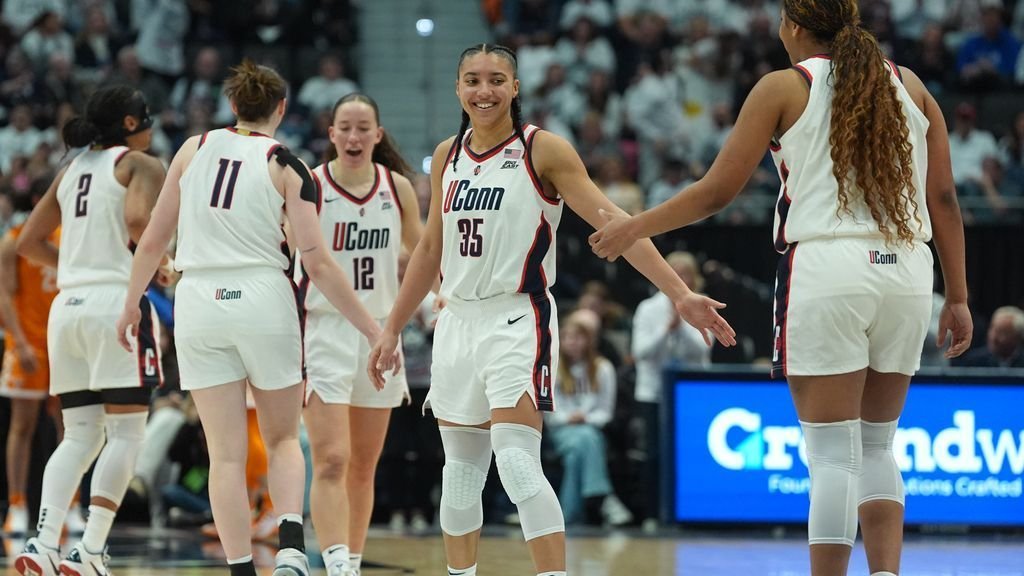 UConn weathers rare test before blowing out Vols in 2nd half