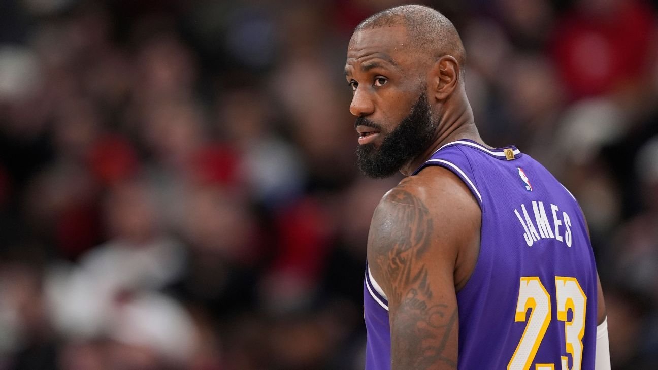 Sources: James expects to stay with Lakers through season