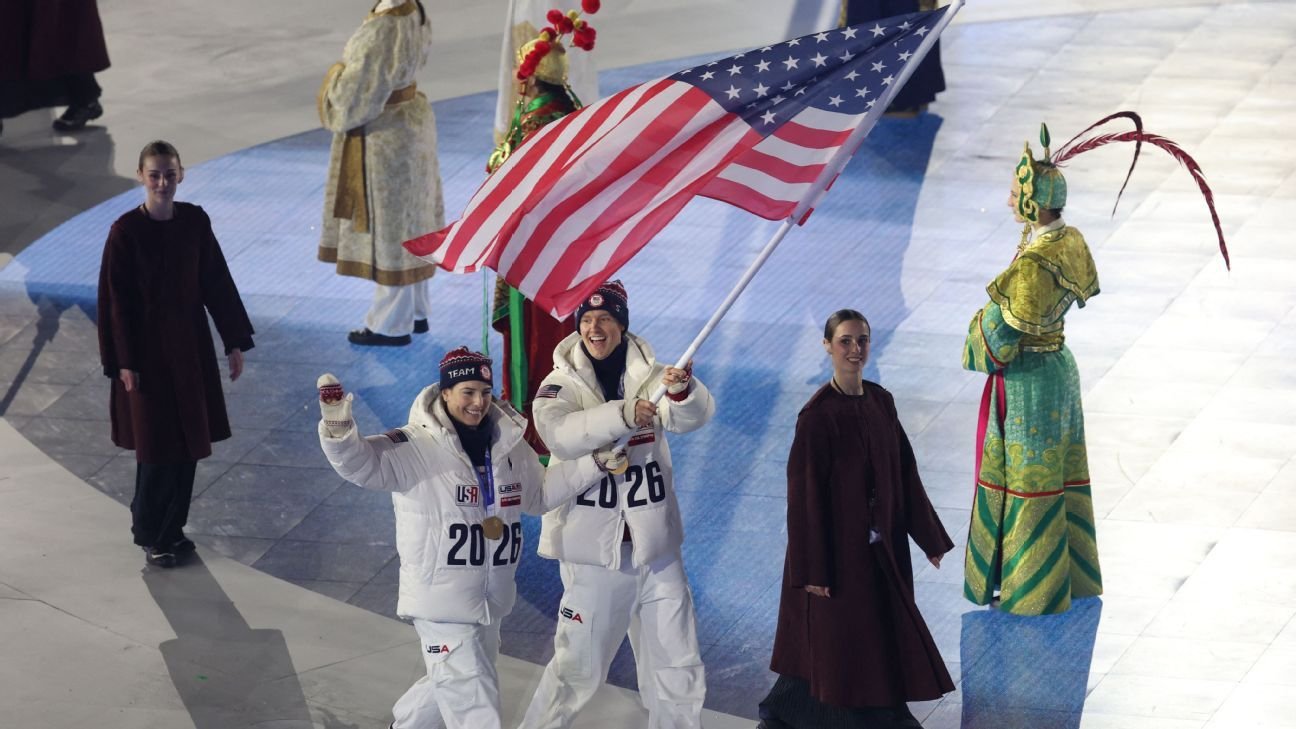 Italy throws farewell party, passes Olympic torch to France