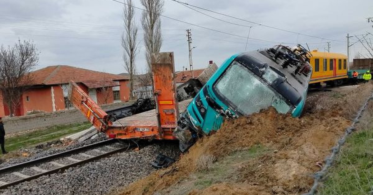 Nevşehir’de yük treni hemzemin geçitte TIR’a çarptı: 2 yaralı