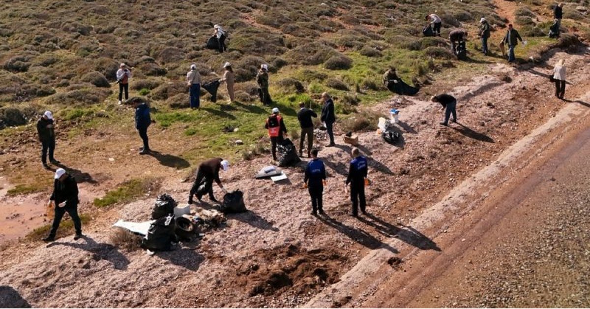 Ayvalık Adaları Tabiat Parkı’nda kıyı temizliği