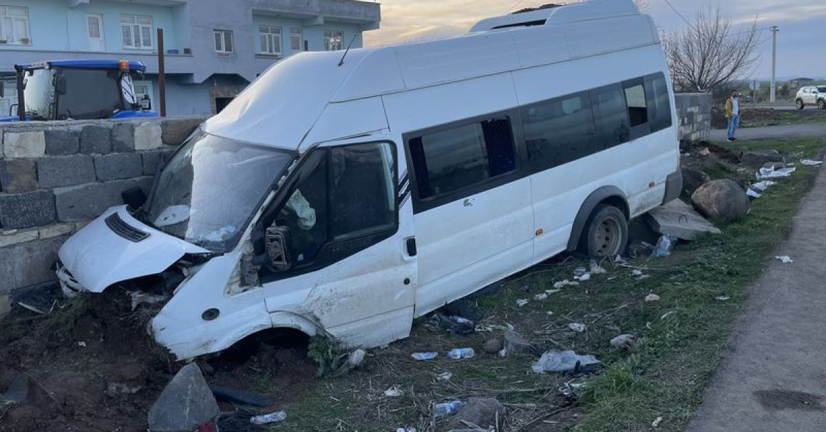 Diyarbakır’da bahçe duvarına çarpan servis minibüsündeki 10 kişi yaralandı