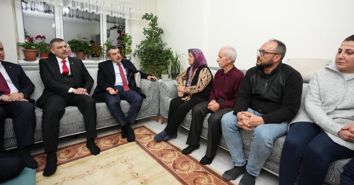 Bakanlardan Fatma Nur öğretmenin ailesine taziye ziyareti