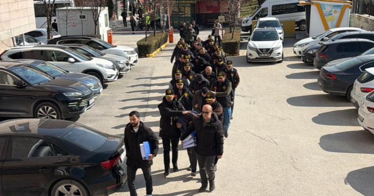 Eskişehir merkezli operasyonda lüks araçları parçalayıp sattıkları iddiasıyla yakalanan zanlılardan 4’ü tutuklandı