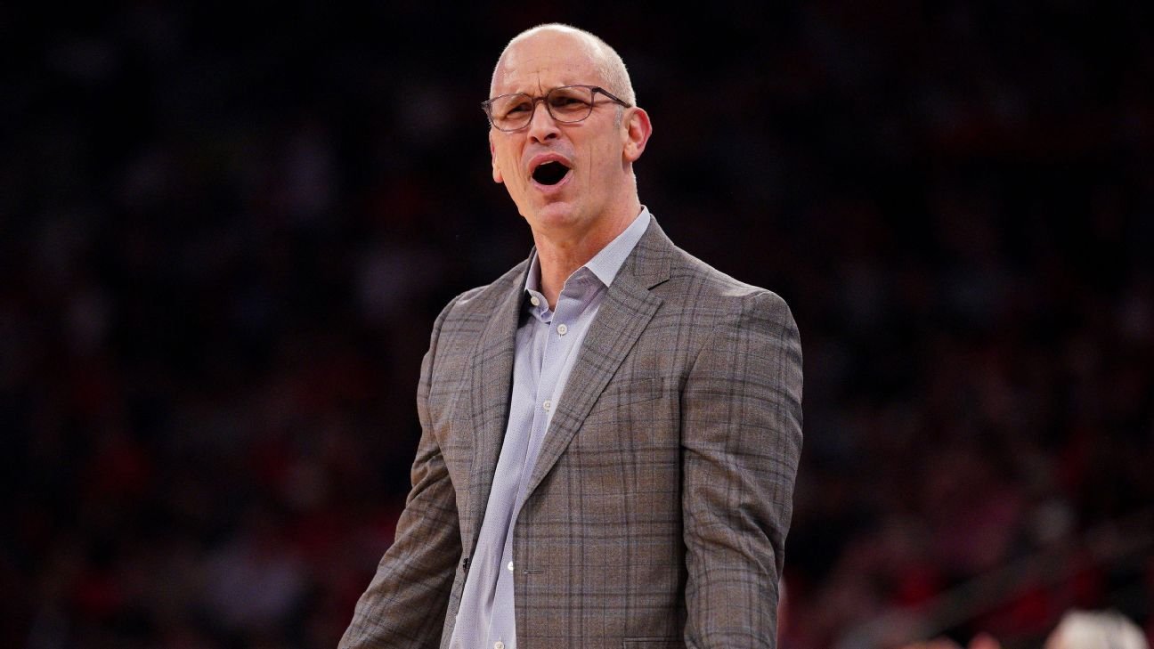 Danny Hurley ejected in final second as UConn falls to Marquette