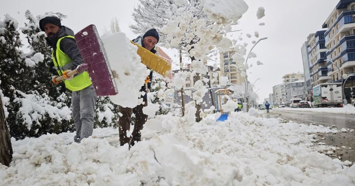 Van'da 143 yerleşim yerinin yolu kapandı