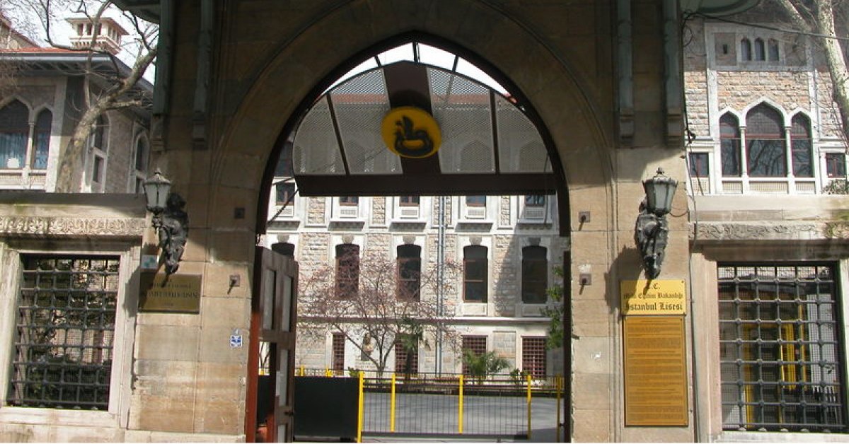 İstanbul Erkek Lisesi’nde görevden uzaklaştırmalar