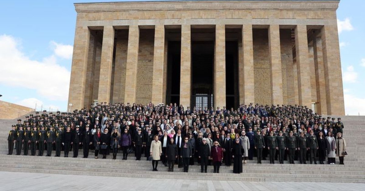 Bakan Güler’in eşi Demet Güler, kadın subaylarla Anıtkabir’i ziyaret etti