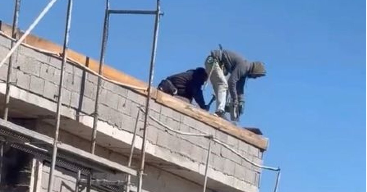 Son dakika: Elazığ’da işçilerin çatıda tehlikeli çalışması kamerada