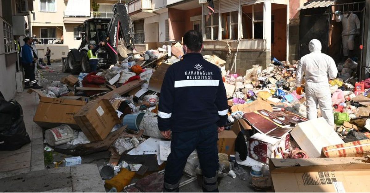 İzmir’de 2 katlı evden 12 kamyon çöp çıkarıldı