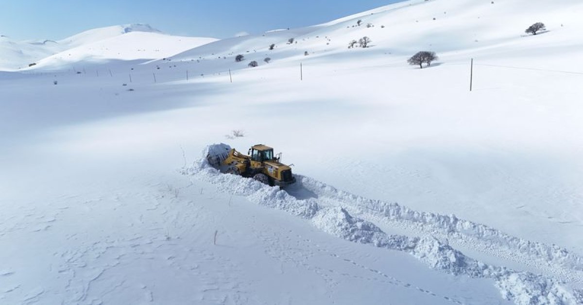 Bayburt'ta 2 metrelik karda yol açma çalışmaları