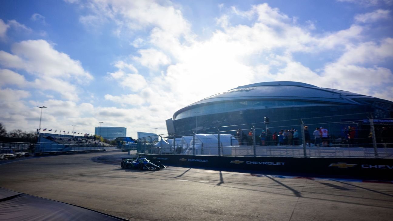 Red flag at IndyCar practice as workers walk on Texas track