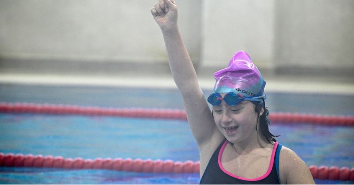 Down sendromlu Pelinsu engelleri kulaç atarak aştı