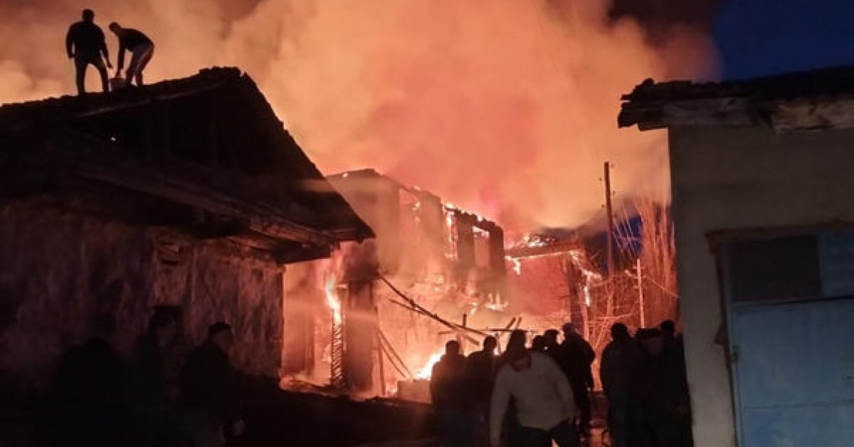 Çorum'da 2 ev ve 1 traktör yandı