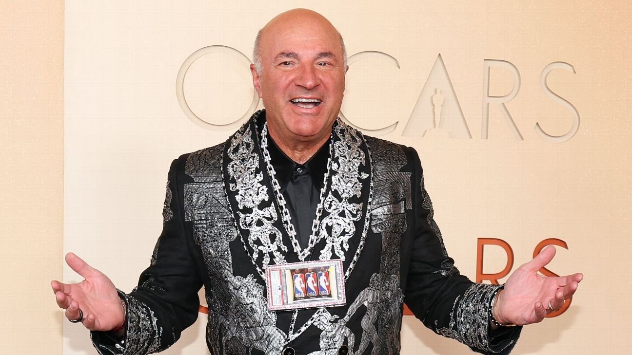 Kevin O’Leary wears card featuring Jordan, Kobe, LeBron at 98th Academy Awards