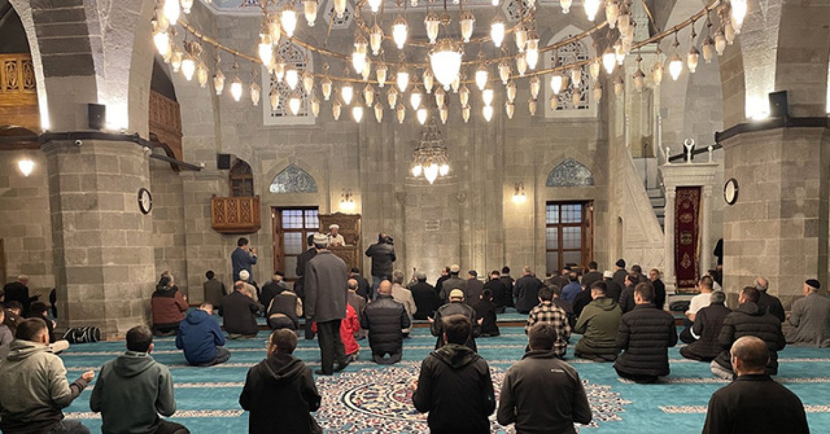 Kadir Gecesi 12 rekat namaz nasıl kılınır ve nasıl niyet edilir? Kadir gecesi kılınan 12 rekat namazın kılınışı ve bilgiler