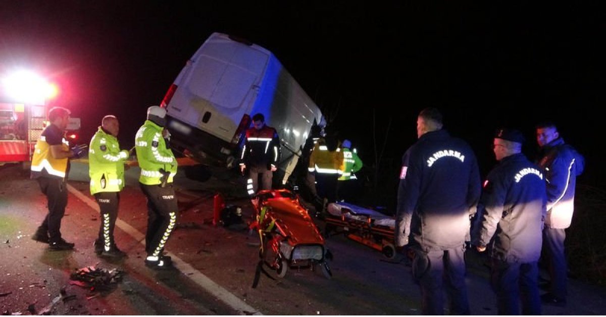 Edirne’de kamyonet TIR’a çarptı: 2 ölü, 1 yaralı