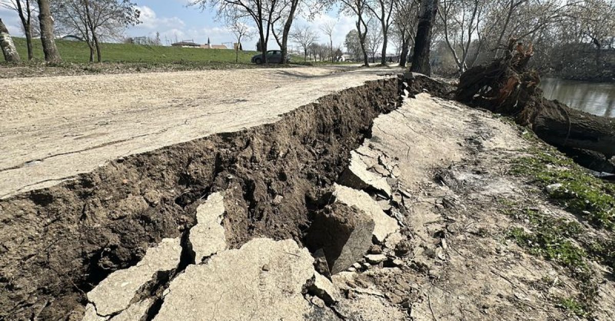 Tunca Nehri kenarında dikkat çeken çatlaklar ve göçükler!