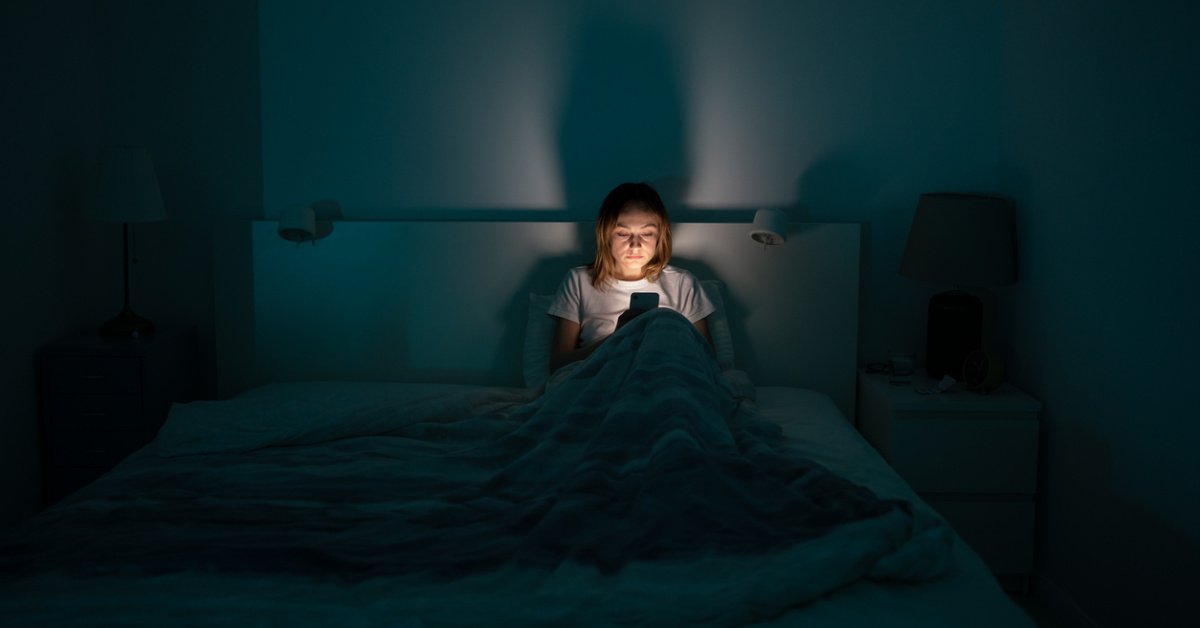 Telefonunuzu yatağınıza sokmayın! Telefonla uyuyanların yaşadığı gizli sağlık sorunu bakın neymiş!