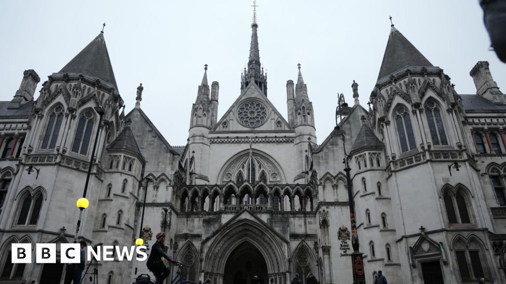 Private investigator denies 'switching sides' in Mail publisher case