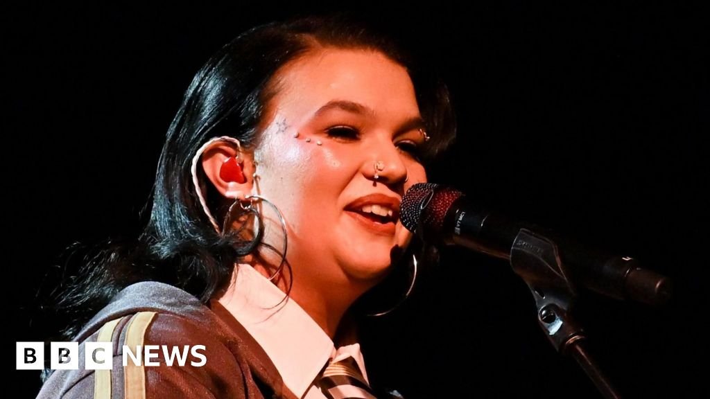 Messy singer back on stage and on form at London Palladium after break
