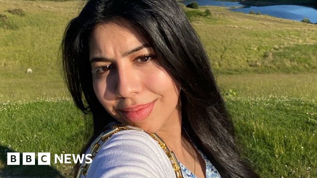 I walked down aisle by myself on my wedding day after rare cancer diagnosis