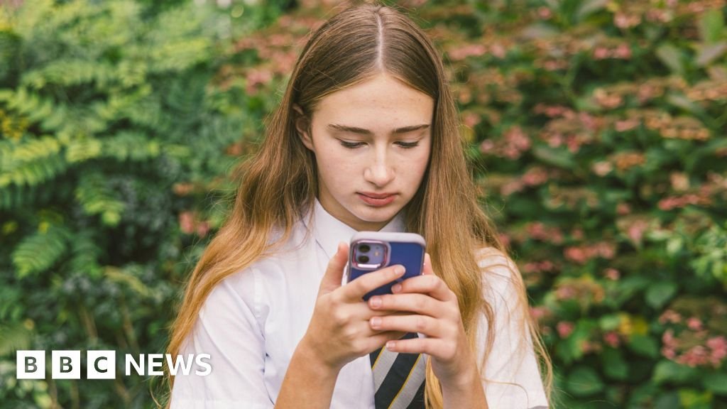 UK teenagers to trial social media bans and digital curfews