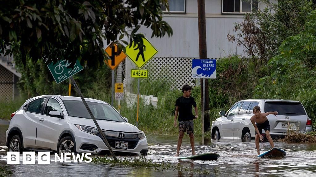 Hawaii storms have caused $1bn in damage, governor says