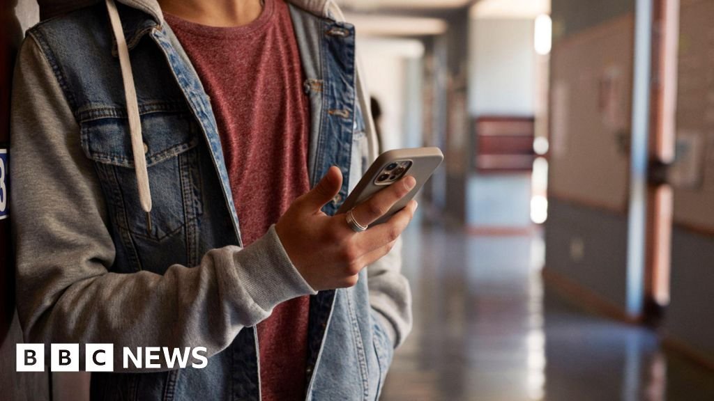 Consultation on social media ban for under-16s to begin